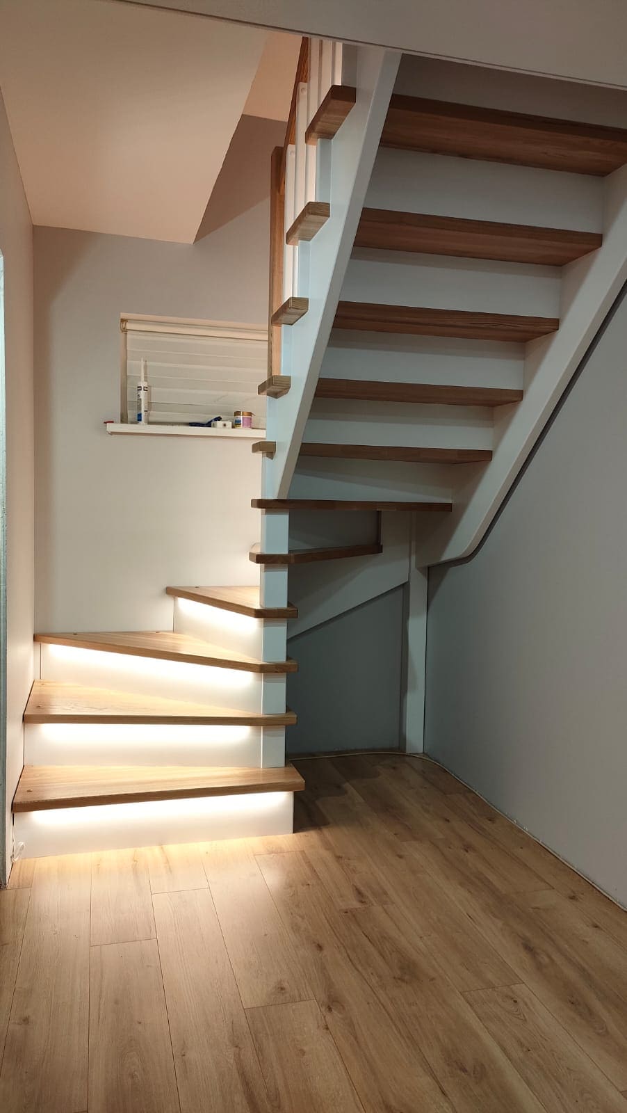 Деревянная лестница из массива ясеня с LED-подсветкой